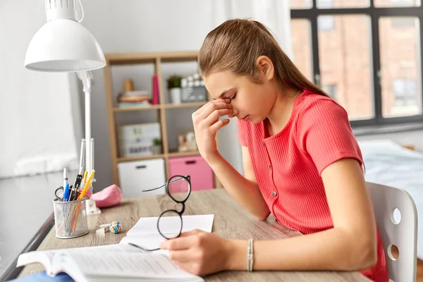 Müde Teenager-Studentin mit Brille zu Hause — Stockfoto