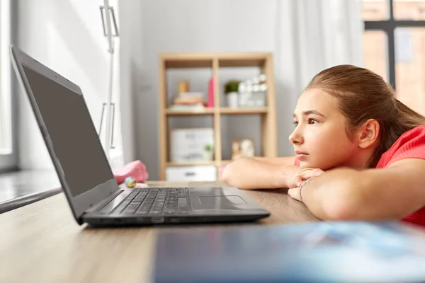 Estudiante chica con ordenador portátil aprendizaje en casa —  Fotos de Stock