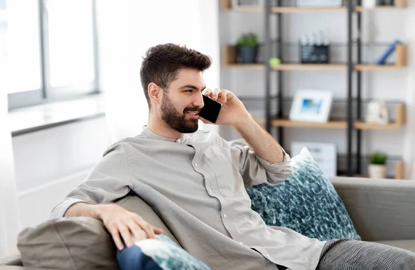 Hombre feliz llamando en el teléfono inteligente en casa — Foto de Stock