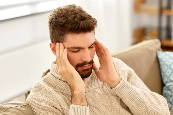 Ongelukkige man die thuis hoofdpijn heeft — Stockfoto