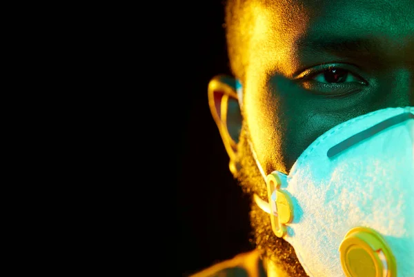 Uomo afroamericano in maschera o respiratore — Foto Stock