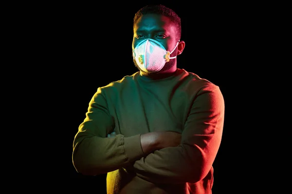 Afrikansk amerikansk man i mask eller respirator — Stockfoto