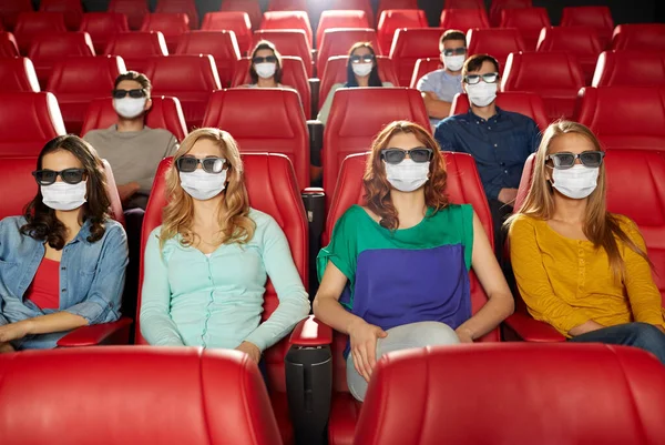 Люди в масках смотрят кино в кинотеатре — стоковое фото