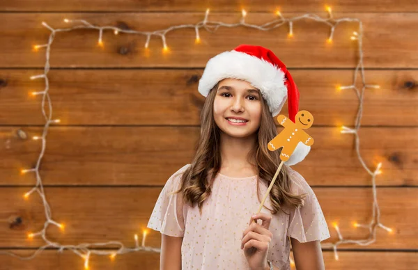 Щаслива дівчина-підліток у капелюсі Санта на Різдво — стокове фото