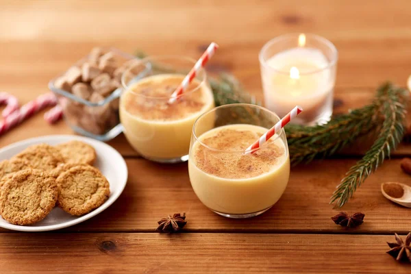 Vasos de ponche de huevo, galletas de avena y rama de abeto — Foto de Stock