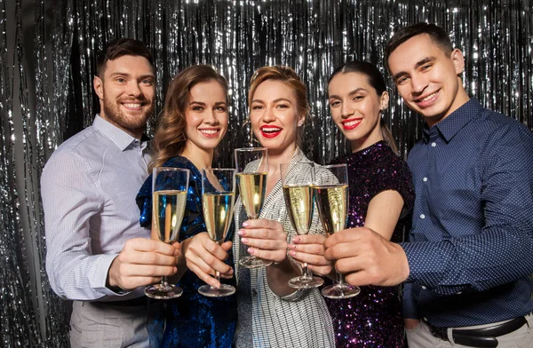 Amici con bicchieri di champagne alla festa — Foto Stock