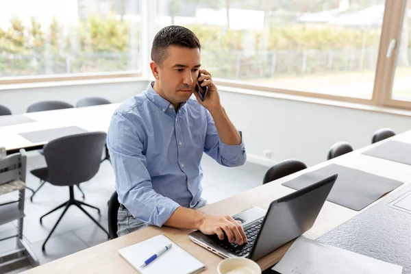 Man ringer på smartphone på hemmakontoret — Stockfoto