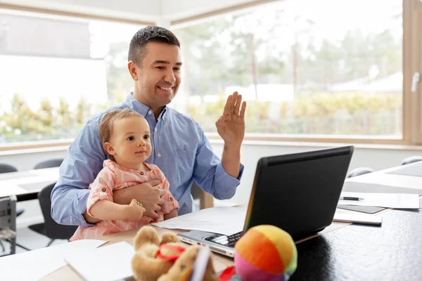 Padre con bambino che lavora su computer portatile a casa ufficio — Foto Stock