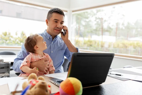 Padre con bambino che chiama al telefono a casa ufficio — Foto Stock