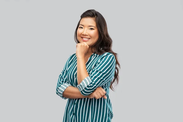Šťastný asijské žena přes šedý pozadí — Stock fotografie