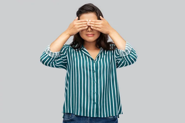 Vrouw met ogen gesloten door handen — Stockfoto