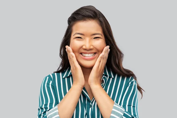 Glad asiatisk kvinna över grå bakgrund — Stockfoto