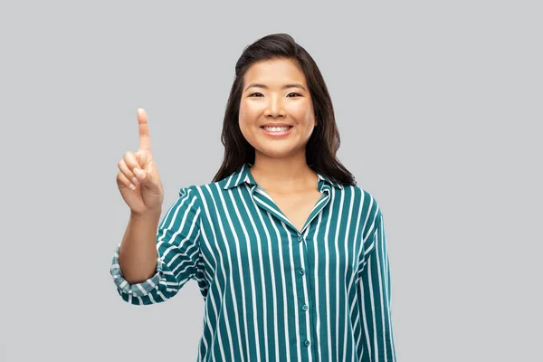 Feliz asiático mujer mostrando un dedo arriba — Foto de Stock