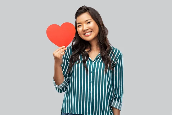 赤いハートの幸せなアジア人女性 — ストック写真