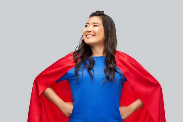Feliz asiático mujer en rojo superhéroe capa — Foto de Stock