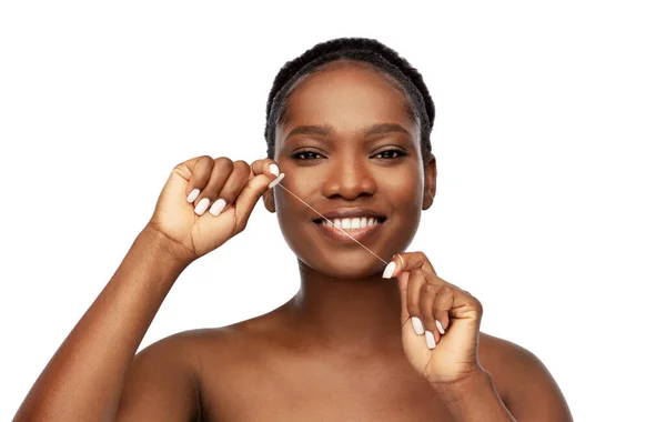 Afrikanerin putzt Zähne mit Zahnseide — Stockfoto