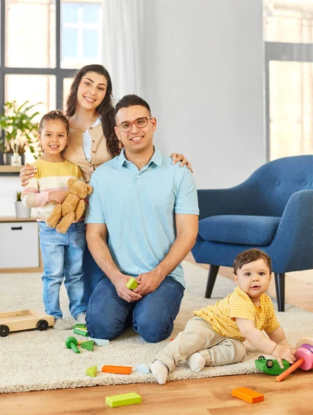 Felice famiglia palying con giocattoli in legno a casa — Foto Stock