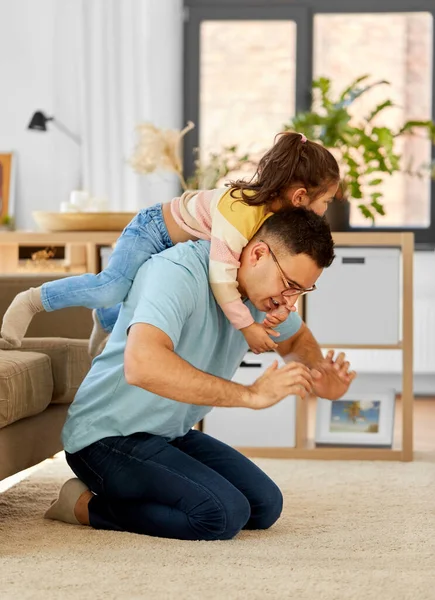 Pai feliz com a pequena filha em casa — Fotografia de Stock