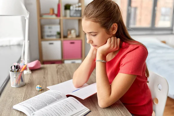 Öğrenci kız evde kitap okuyor. — Stok fotoğraf