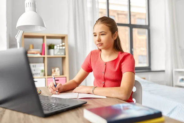 Tiener student meisje schrijven naar notebook thuis — Stockfoto