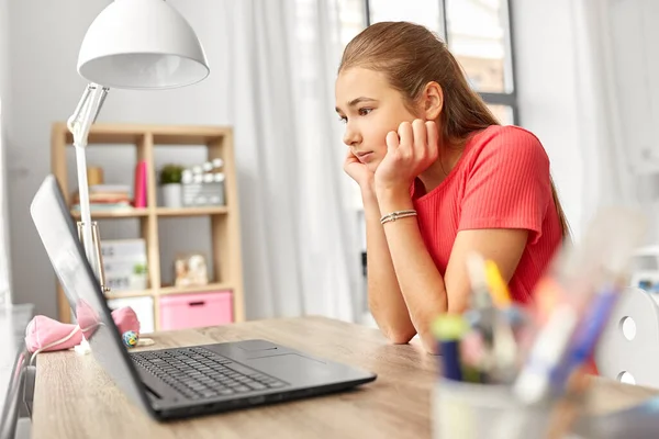 Estudiante chica con ordenador portátil aprendizaje en casa —  Fotos de Stock