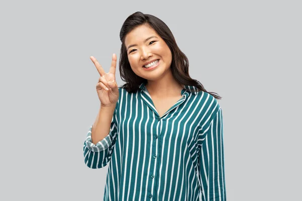 Lycklig asiatisk kvinna visar fred hand tecken — Stockfoto