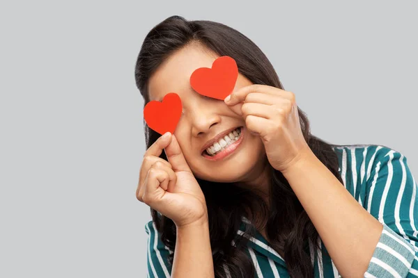 Szczęśliwy Azji kobieta przykrywając jej oczy z czerwony serce — Zdjęcie stockowe