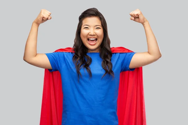 Feliz asiático mulher no vermelho super herói capa — Fotografia de Stock
