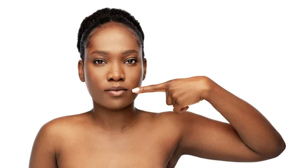 Afrikanische Amerikanerin zeigt auf ihren Mund — Stockfoto