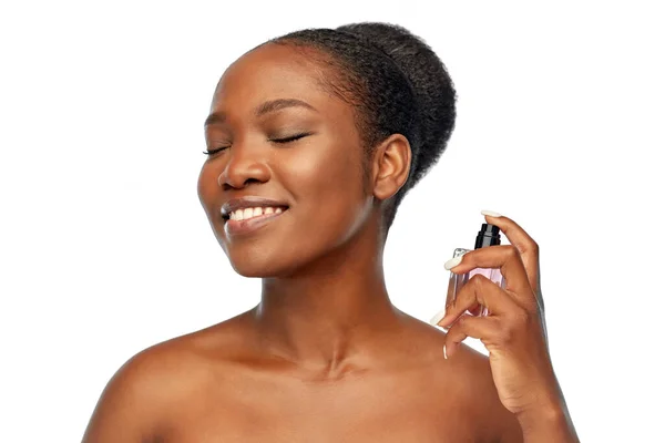 Parfümlü genç Afrikalı Amerikalı kadın. — Stok fotoğraf
