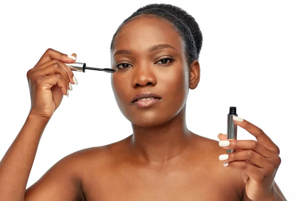 Schöne afrikanisch-amerikanische Frau Anwendung Mascara — Stockfoto