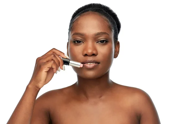Mujer afroamericana aplicando lápiz labial — Foto de Stock