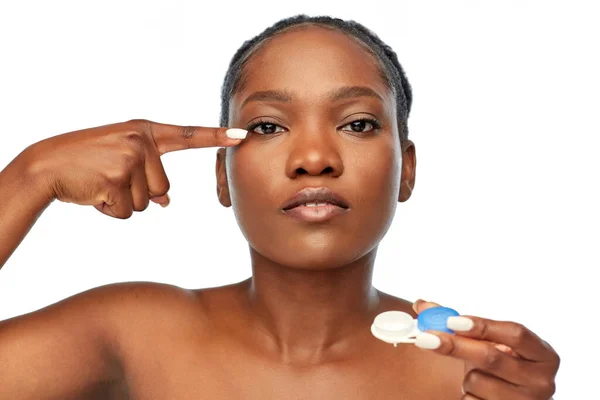 Afrykańska amerykanka zakładająca soczewki kontaktowe — Zdjęcie stockowe