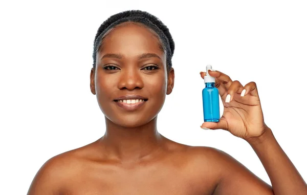 Afrikansk amerikansk kvinna med flaska serum — Stockfoto