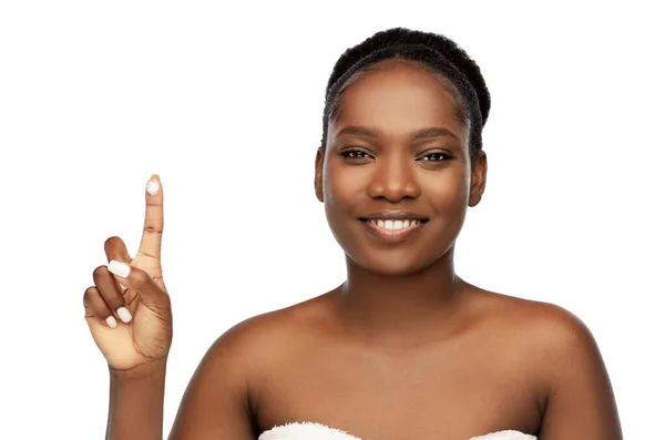 Mulher americana africana sorridente com hidratante — Fotografia de Stock