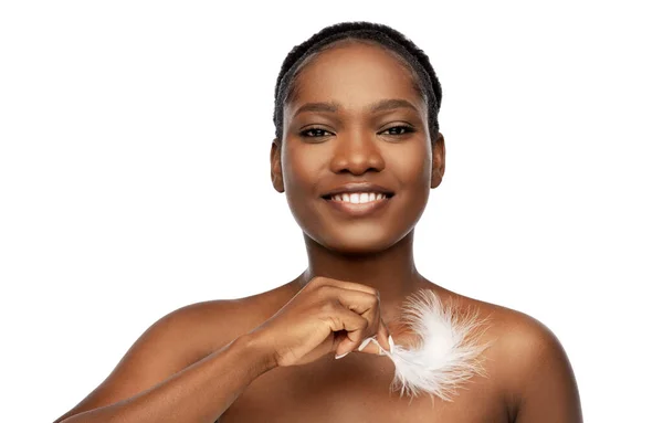 Šťastná africká americká žena s peřím — Stock fotografie