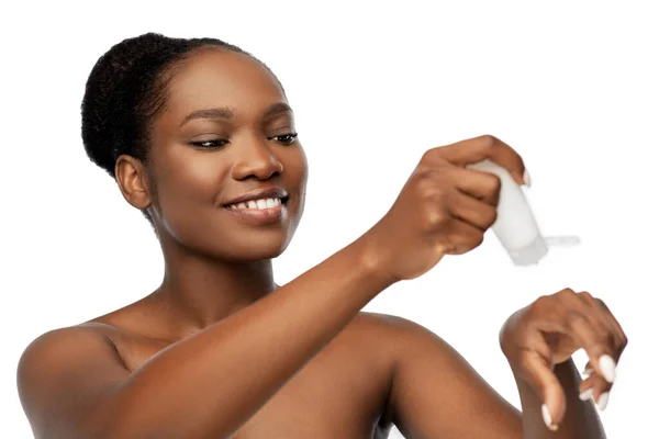 Usmívající se africká americká žena s hydratačním přípravkem — Stock fotografie