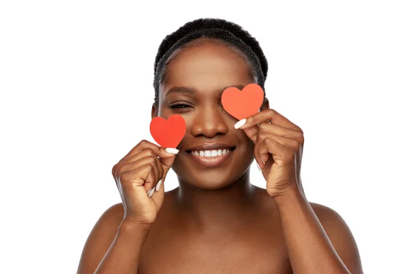 Gülümseyen, kırmızı kalpli Afrikalı Amerikalı kadın. — Stok fotoğraf