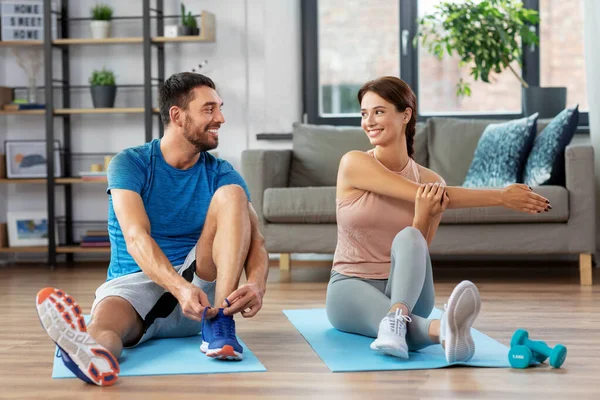 Casal feliz exercitando em casa — Fotografia de Stock