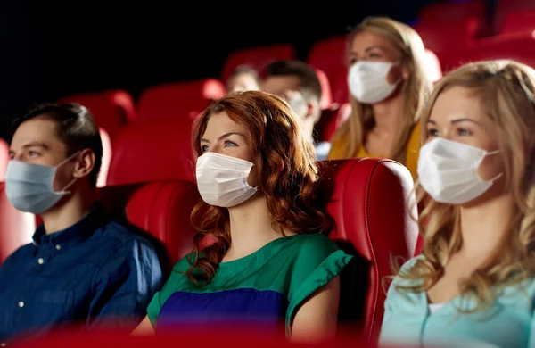 Maszkos emberek filmet néznek a színházban. — Stock Fotó