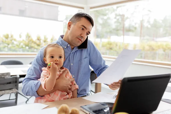 Père avec bébé appelant au téléphone au bureau à la maison — Photo