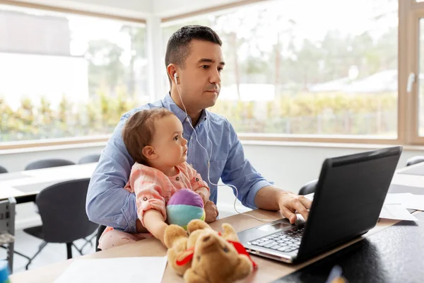 Vader met baby werken op kantoor — Stockfoto