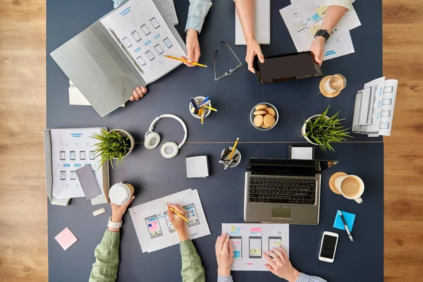 Business team met gadgets werken op kantoor tafel — Stockfoto