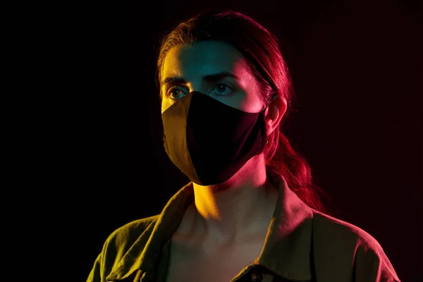 Jovem mulher vestindo máscara protetora reutilizável — Fotografia de Stock