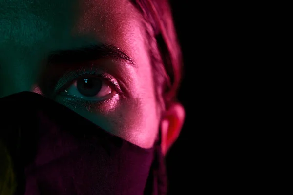 Jonge vrouw draagt herbruikbare beschermend masker — Stockfoto