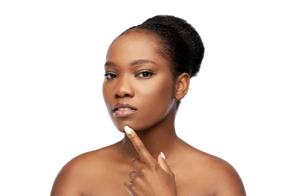 Retrato de mulher africana tocando seu rosto — Fotografia de Stock
