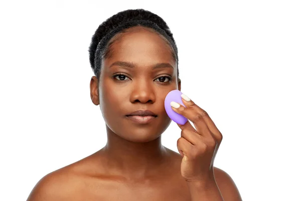Africký americký žena s make-up houba — Stock fotografie