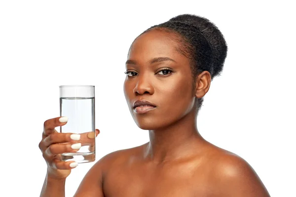 Junge afrikanisch-amerikanische Frau mit Glas Wasser — Stockfoto