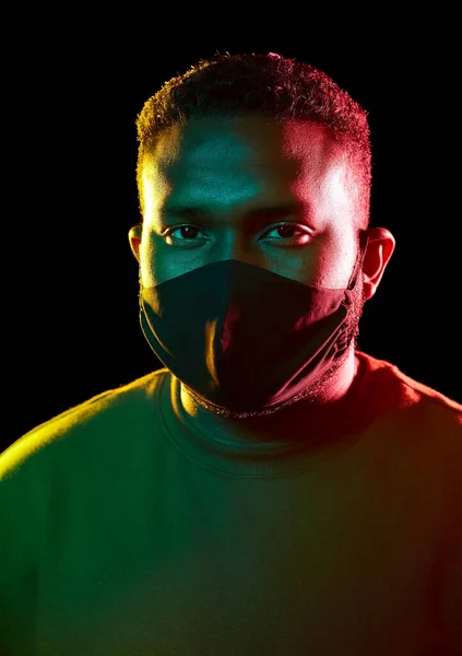 Homme afro-américain portant un masque réutilisable noir Images De Stock Libres De Droits
