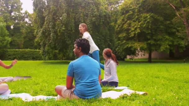 Yoga dersi için parkta toplanan bir grup insan. — Stok video